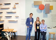 Olivier Stévenart, Bartolomucci Fulvia en Julien Renault (designer) op de stand van Cruso. Op de wand is de OTAP-collectie zichtbaar.